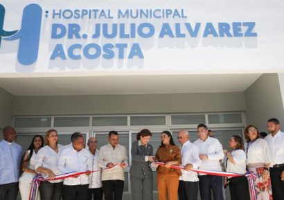 Vicepresidenta Raquel Peña y director del SNS inauguran hospital municipal renovado en Castañuelas
