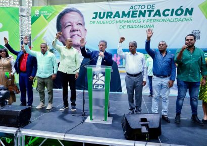 Leonel juramenta nuevos dirigentes en Barahona