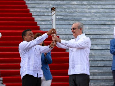 Abinader recibe antorcha de los XXV Juegos Centroamericanos y del Caribe Santo Domingo 2026