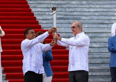 Abinader recibe antorcha de los XXV Juegos Centroamericanos y del Caribe Santo Domingo 2026