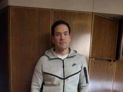 Marco Rubio se viraliza al posar con sudadera usada por Maduro en su captura