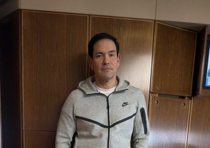 Marco Rubio se viraliza al posar con sudadera usada por Maduro en su captura