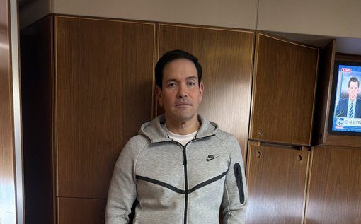Marco Rubio se viraliza al posar con sudadera usada por Maduro en su captura