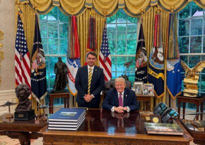 Trump recibe en la Casa Blanca a Flávio Bolsonaro y expresa apoyo a su candidatura en Brasil