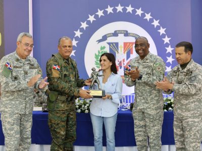 Embajadora de EE. UU. Leah Campos, participa en acto de cierre de entrenamiento militar en Base Naval Las Calderas