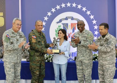 Embajadora de EE. UU. Leah Campos, participa en acto de cierre de entrenamiento militar en Base Naval Las Calderas