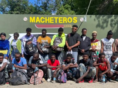 Ejército intercepta vehículo con 20 migrantes irregulares tras persecución en Valverde