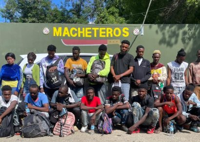 Ejército intercepta vehículo con 20 migrantes irregulares tras persecución en Valverde