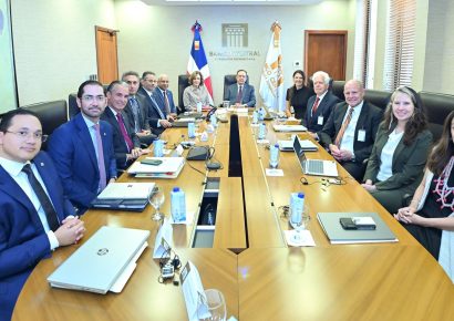 Gobernador del BCRD recibe delegación de la Oficina de Asistencia Técnica del Departamento del Tesoro de EE. UU.