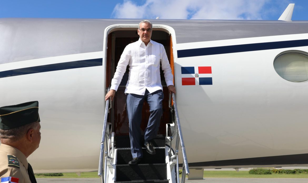 Abinader regresa a Santo Domingo tras recibir premio en Miami