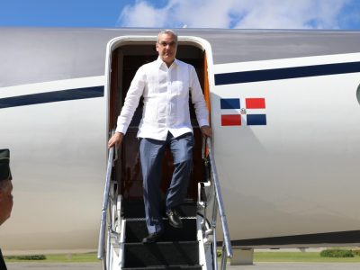 Abinader regresa a Santo Domingo tras recibir premio en Miami