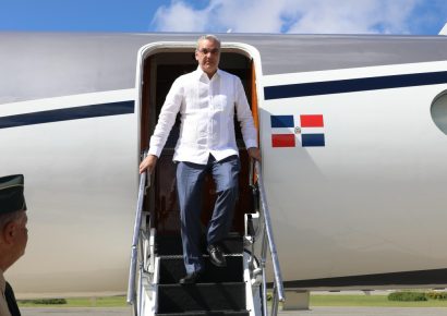 Abinader regresa a Santo Domingo tras recibir premio en Miami