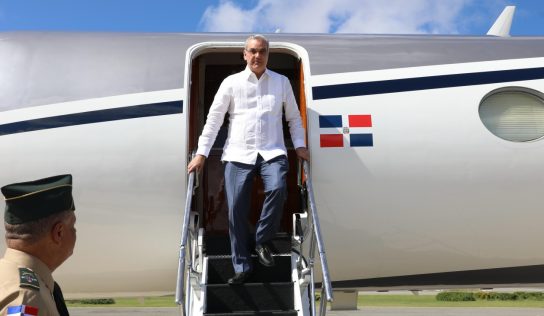 Abinader regresa a Santo Domingo tras recibir premio en Miami