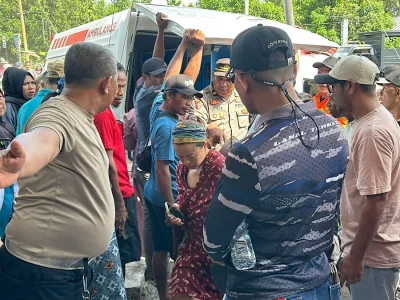 Tres senderistas fallecen y 17 son rescatados tras la erupción del volcán Dukono en Indonesia