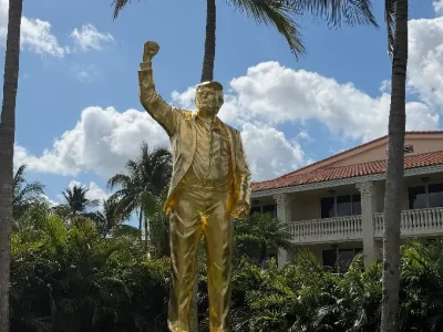 Inauguran escultura gigante de Trump en club de golf de Doral de Florida