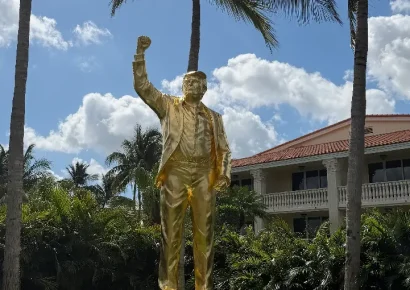 Inauguran escultura gigante de Trump en club de golf de Doral de Florida
