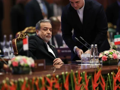 Irán rechaza por ahora la propuesta de Rusia sobre su uranio y pide posponerla en las negociaciones