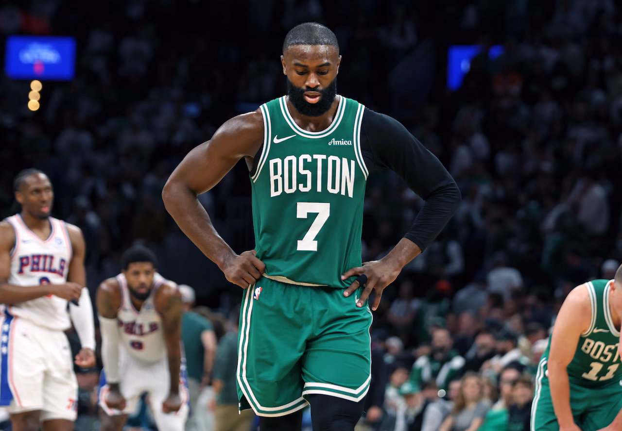 NBA multa a Jaylen Brown por críticas al arbitraje