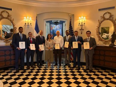Embajadora de EE. UU. recibe a dominicanos del programa IVLP sobre tecnología y gobernanza digital