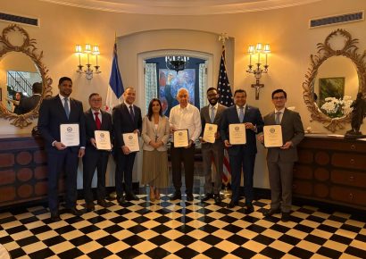 Embajadora de EE. UU. recibe a dominicanos del programa IVLP sobre tecnología y gobernanza digital