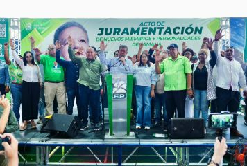 Leonel Fernández juramenta a Miguel Ángel Jazmín y otros dirigentes en Samaná