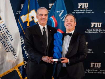 Abinader recibe premio en Miami y advierte que libertad exige responsabilidad