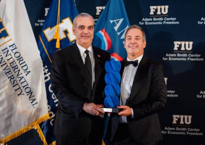 Abinader recibe premio en Miami y advierte que libertad exige responsabilidad