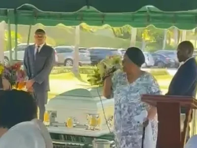 Madre de Omar Tejeda provoca debate en sepelio