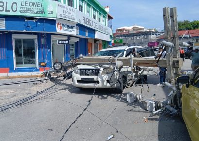 Colapsa poste eléctrico sobre dos vehículos en Barahona