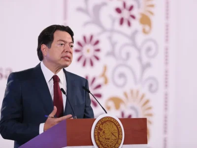 México anuncia aumento salarial de 9 % para docentes