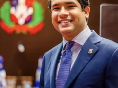 Omar Fernández recibe Biblia durante encuentro en el Congreso Nacional y reafirma compromiso con valores en la legislación
