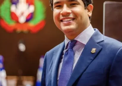 Omar Fernández recibe Biblia durante encuentro en el Congreso Nacional y reafirma compromiso con valores en la legislación
