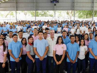 Presidente Abinader dialoga con estudiantes de Ocoa y resalta la importancia de la educación y la honestidad