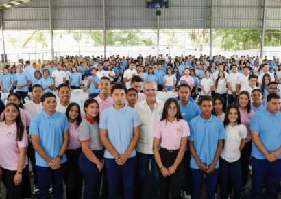 Presidente Abinader dialoga con estudiantes de Ocoa y resalta la importancia de la educación y la honestidad