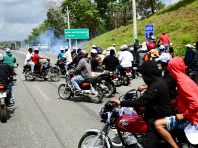 Policía dispersa marcha con bombas lacrimógenas en Pedro Brand