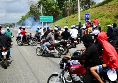 Policía dispersa marcha con bombas lacrimógenas en Pedro Brand