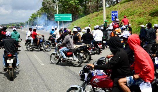 Policía dispersa marcha con bombas lacrimógenas en Pedro Brand