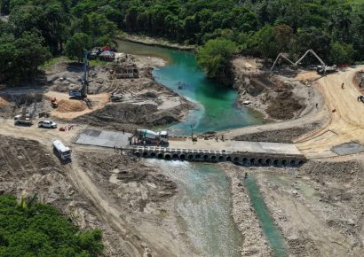 Reabren tránsito en kilómetro 14 de la carretera Luperón tras construcción de badén sobre el río Camú