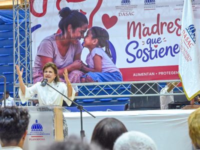 Raquel Peña inicia jornada del Día de las Madres en San Cristóbal