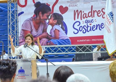 Raquel Peña inicia jornada del Día de las Madres en San Cristóbal