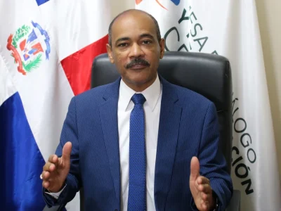 Pastor Reinaldo Franco Aquino destaca importancia del Desayuno Nacional de Oración junto a autoridades del país