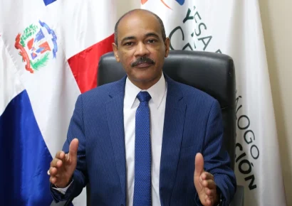 Pastor Reinaldo Franco Aquino destaca importancia del Desayuno Nacional de Oración junto a autoridades del país