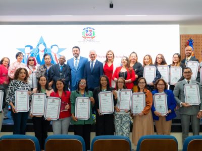 Senado celebra Día del Trabajo con premio a personal