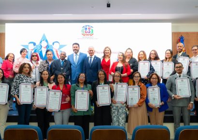 Senado celebra Día del Trabajo con premio a personal