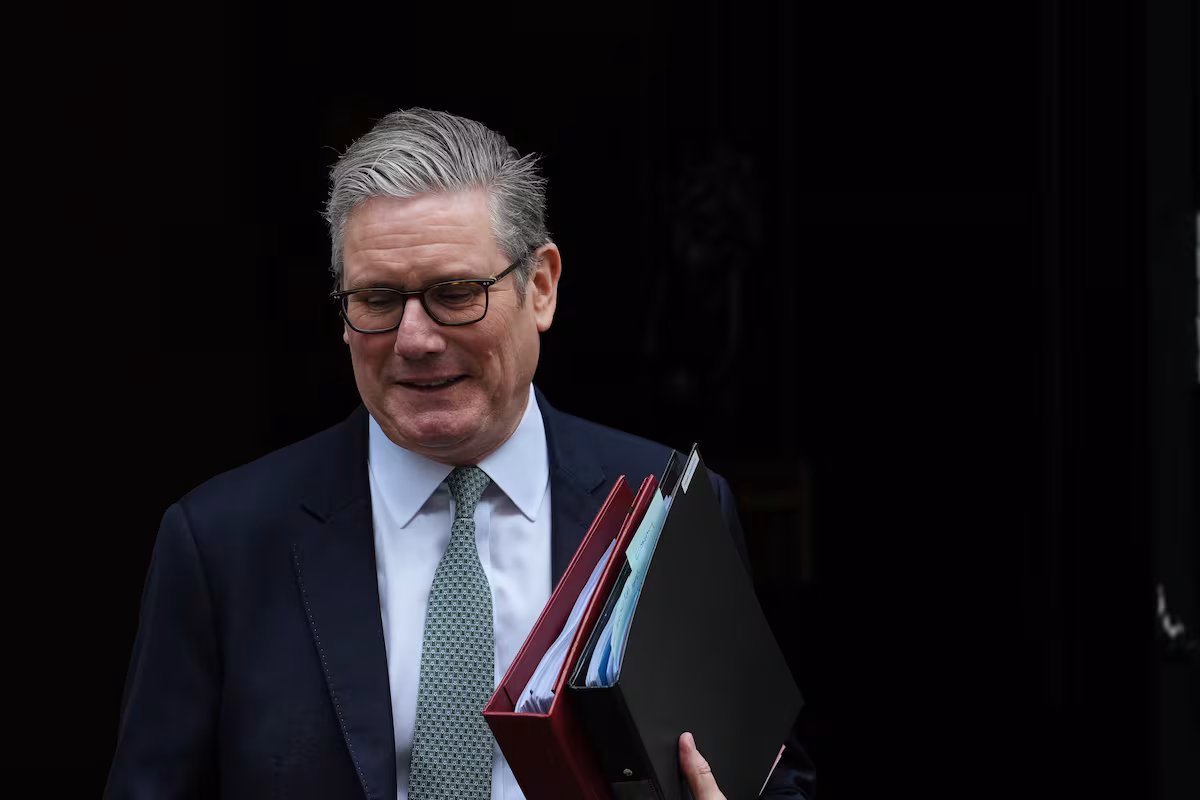 Más de 50 diputados laboristas exigen la renuncia del primer ministro Keir Starmer tras los comicios locales