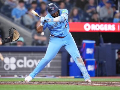 Vladimir Guerrero Jr. fuera del lineup por golpe en el codo