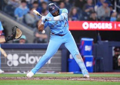 Vladimir Guerrero Jr. fuera del lineup por golpe en el codo