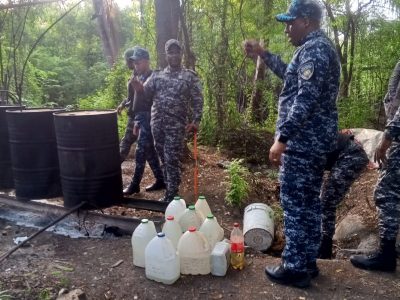 Desmantelan fábrica clandestina de alcohol adulterado en Bahoruco