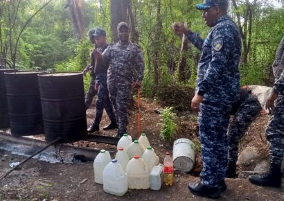 Desmantelan fábrica clandestina de alcohol adulterado en Bahoruco