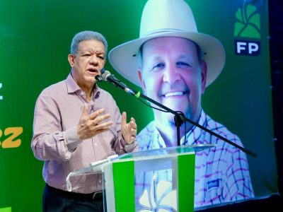 Leonel Fernández denuncia abandono económico en Sánchez Ramírez